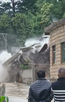 官方回應(yīng)兩層高民房瞬間倒塌 降雨引發(fā)滑坡