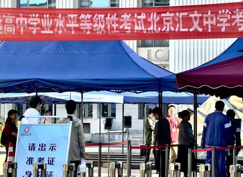北京廣渠門中學(xué)考點外暖意融融 考生從容應(yīng)考