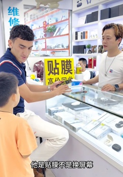 深圳6岁萌娃华强北化身英文翻译官 小小翻译化解误会