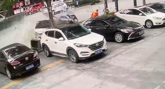 2名环卫工人清晨被撞目击者发声 肇事车辆逃逸未遂