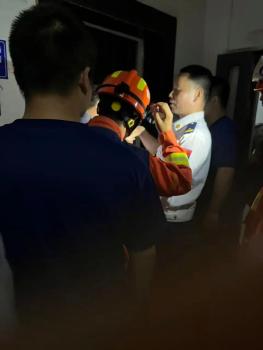 女子被困电梯救援时坠落身亡 物业救援遭质疑
