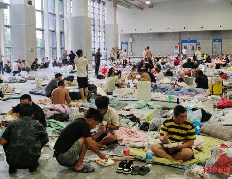 台风巴威来袭 温州街头用喇叭提醒 全市积极备战防汛防台