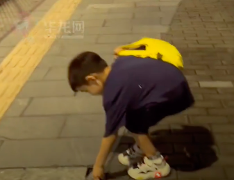 5岁半男孩看到凸起地砖主动填平 网友：言传身教，此刻具象化了！
