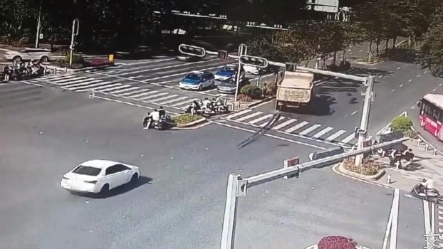 南山一货车发生交通事故 安全警示会召开