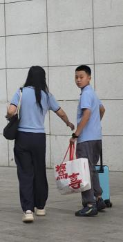 列车开走 姥爷站台上追车送别外孙女 不舍与泪别