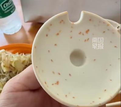 湖北一餐馆调料盖爬满蛆虫 卫生问题引热议