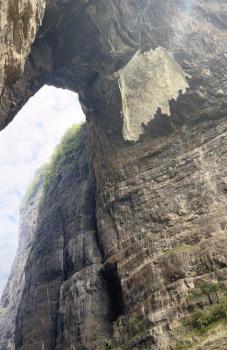 张家界天门山景区回应碎石坠落 游客安全未受影响
