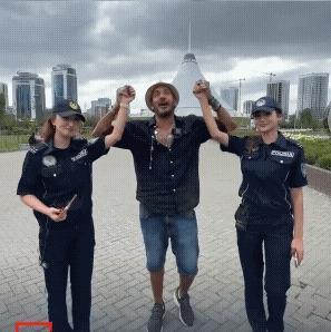 哈萨克斯坦两名女警遭开除 执勤期间跳舞引发争议