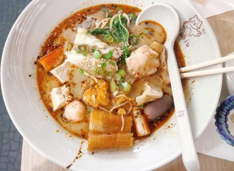 巴黎现麻辣烫店：人均150排队半小时 成网红打卡点