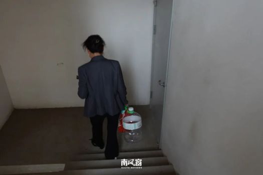 “一个楼盘10栋楼，6个开发商”，收房一年没水没电