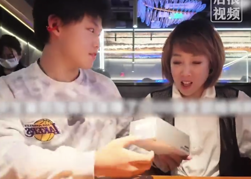 16岁儿子暑假做自媒体给妈妈换手机