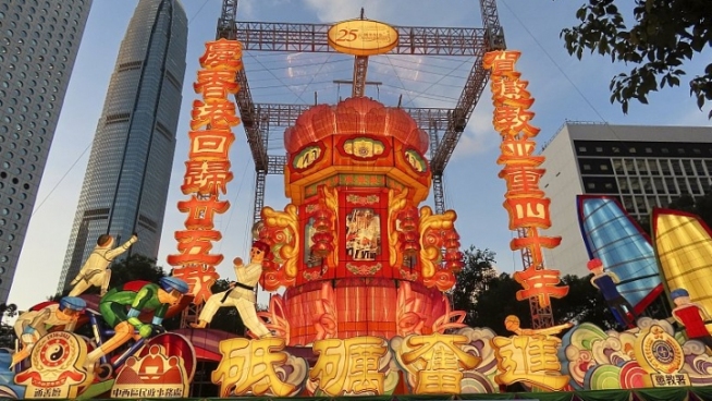 Feierliche Dekoration zum 25. Jahrestag der Rückkehr Hongkongs zum Vaterland