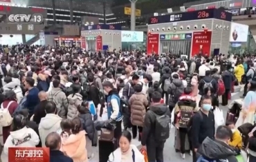 “极速换乘” 车站引导员暖心守护旅客出行