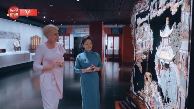 फङ लियुआन र पोल्यान्डका राष्ट्रपतिकी पत्नी अगाटाद्वारा चीनको राष्ट्रिय राष्ट्रिय रंगमञ्चको भ्रमण
