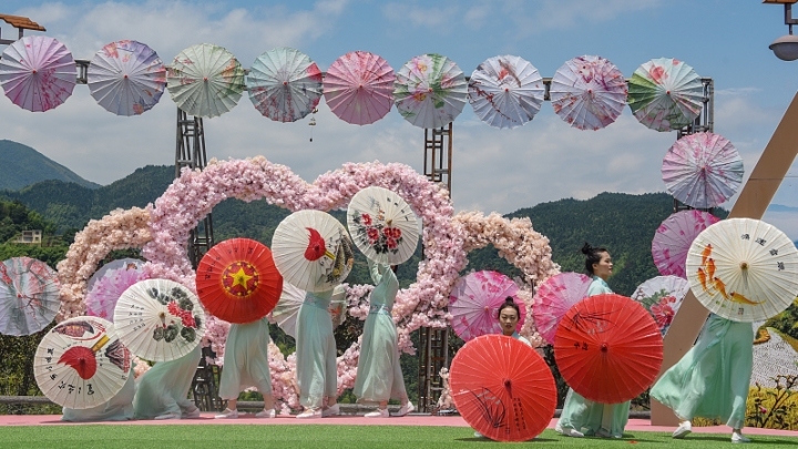 Jiangxi: gli ombrelli di carta oleata sui campi terrazzati