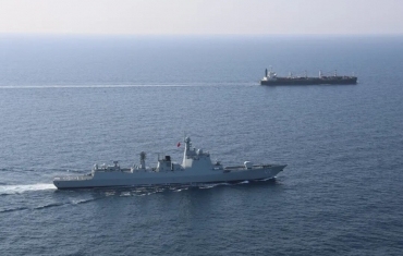 海军第48批护航编队护送船舶通过亚丁湾