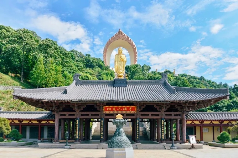 七月的东林寺净土苑：正以开放的姿态，迎接八方来朝者
