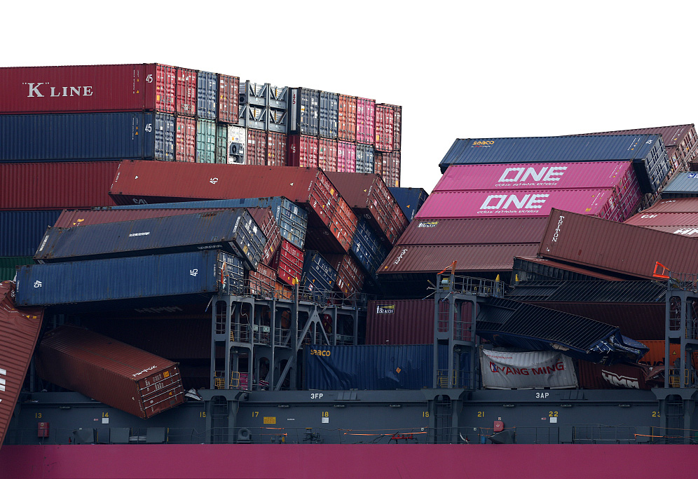 日本集装箱船发生坍塌事故