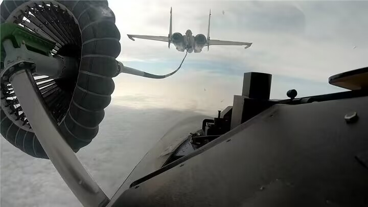 歼-15空中“伙伴加油”