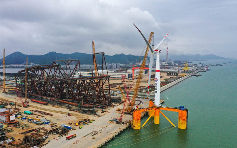 我国首座深远海浮式风电平台启航