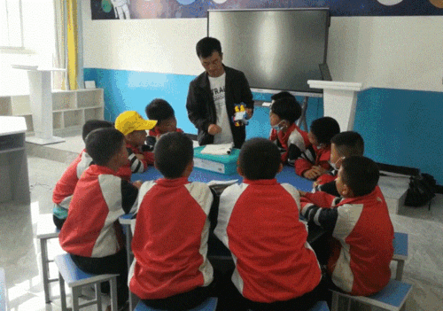 秉承未来教育的理想，中海教育人工智能教室扎根甘肃康县长坝镇中心小学